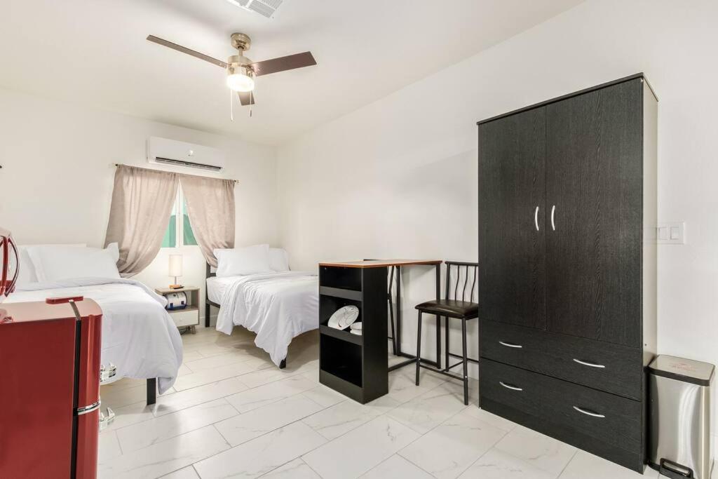 Your Downtown With Amenities Unit B Apartemen
